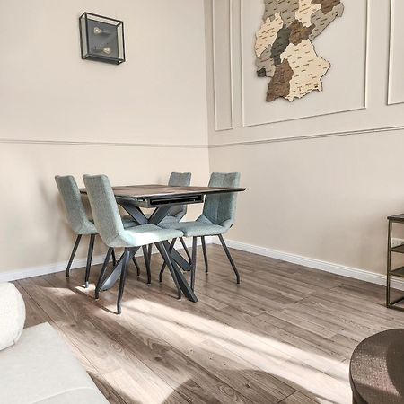Geli Homes L1 - 2X Zimmer, 2X Kingsize Bett, 1 Bis 4 Personen, Parkplatz, Tv, Wifi, Top Kueche, Kaffee, Tee Luenen Bagian luar foto