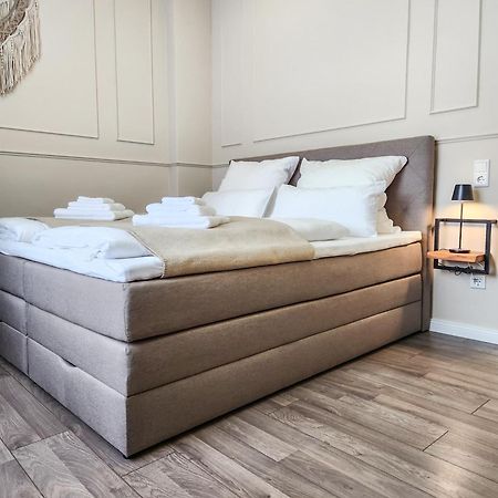 Geli Homes L1 - 2X Zimmer, 2X Kingsize Bett, 1 Bis 4 Personen, Parkplatz, Tv, Wifi, Top Kueche, Kaffee, Tee Luenen Bagian luar foto