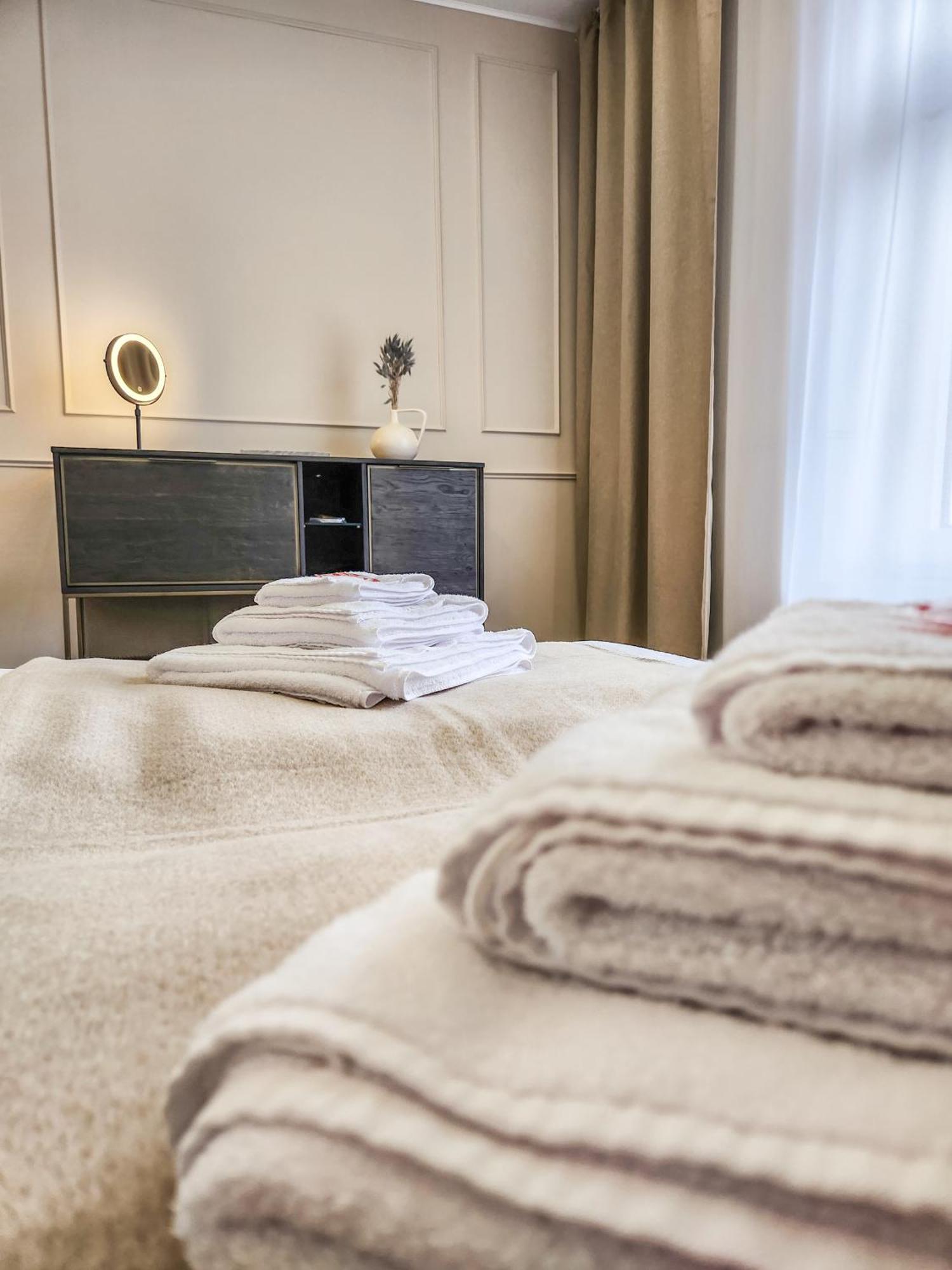 Geli Homes L1 - 2X Zimmer, 2X Kingsize Bett, 1 Bis 4 Personen, Parkplatz, Tv, Wifi, Top Kueche, Kaffee, Tee Luenen Bagian luar foto
