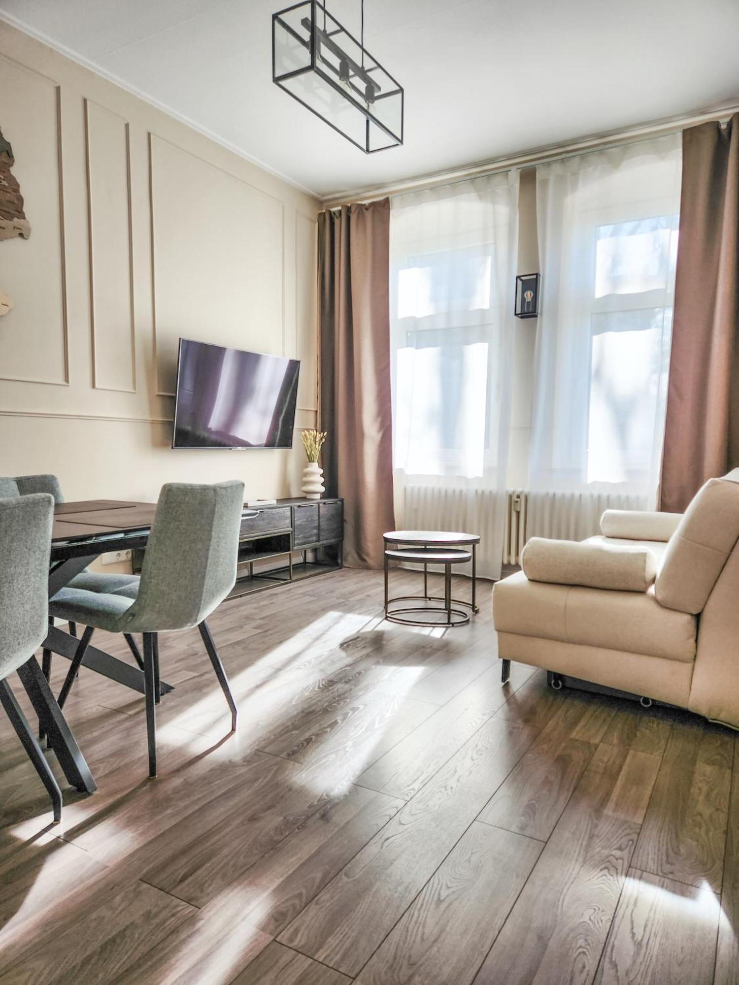 Geli Homes L1 - 2X Zimmer, 2X Kingsize Bett, 1 Bis 4 Personen, Parkplatz, Tv, Wifi, Top Kueche, Kaffee, Tee Luenen Bagian luar foto