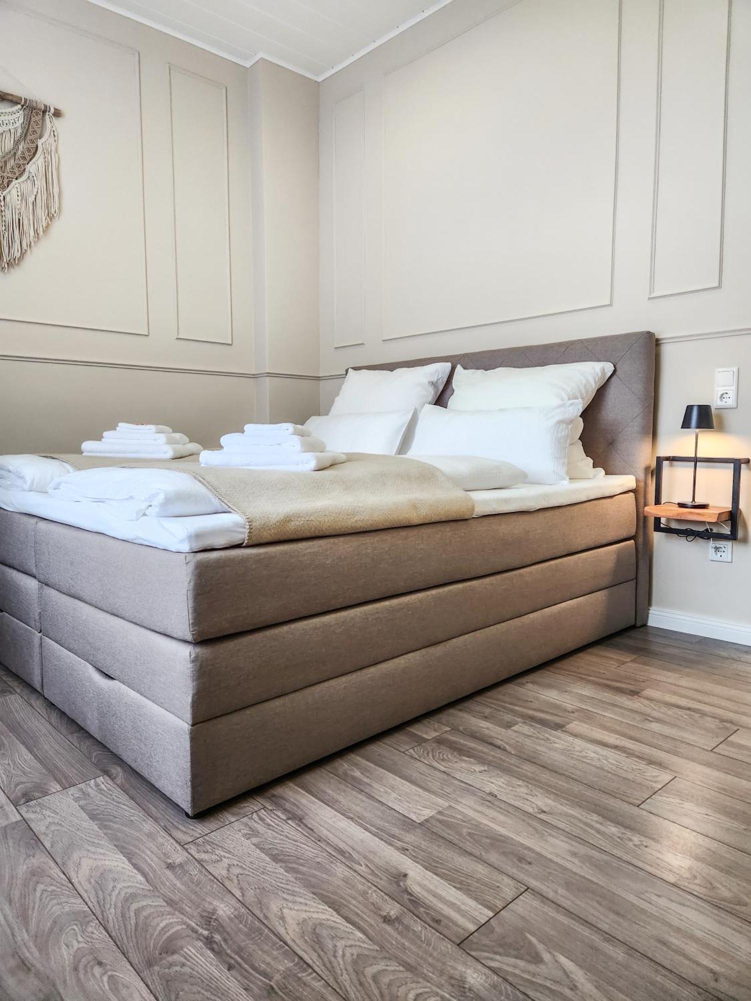 Geli Homes L1 - 2X Zimmer, 2X Kingsize Bett, 1 Bis 4 Personen, Parkplatz, Tv, Wifi, Top Kueche, Kaffee, Tee Luenen Bagian luar foto