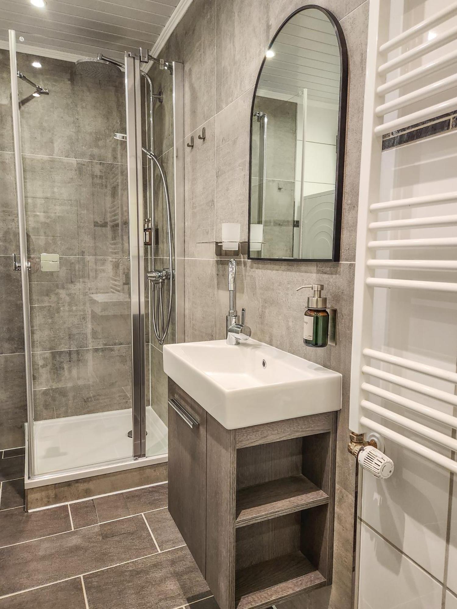 Geli Homes L1 - 2X Zimmer, 2X Kingsize Bett, 1 Bis 4 Personen, Parkplatz, Tv, Wifi, Top Kueche, Kaffee, Tee Luenen Bagian luar foto
