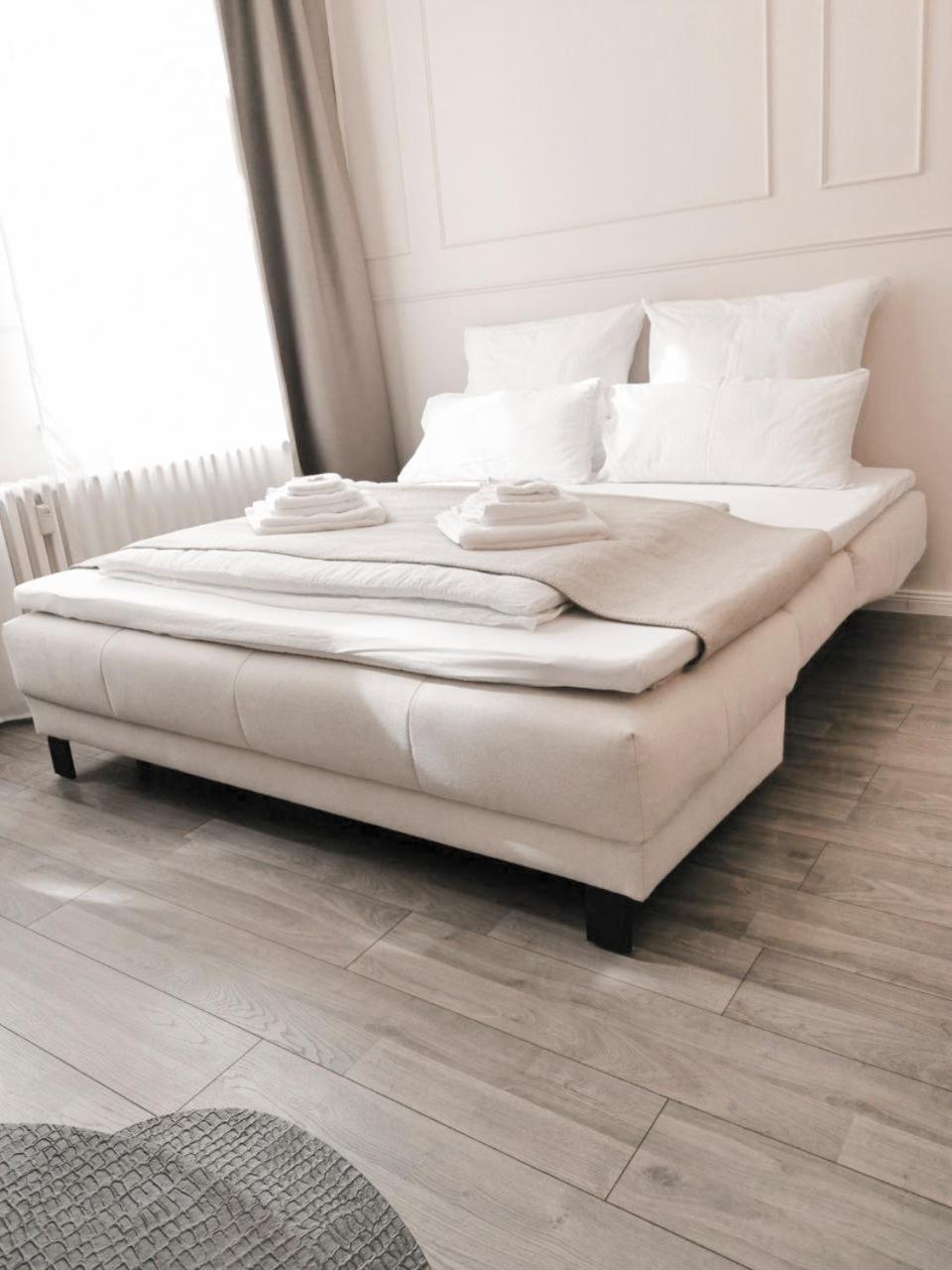 Geli Homes L1 - 2X Zimmer, 2X Kingsize Bett, 1 Bis 4 Personen, Parkplatz, Tv, Wifi, Top Kueche, Kaffee, Tee Luenen Bagian luar foto